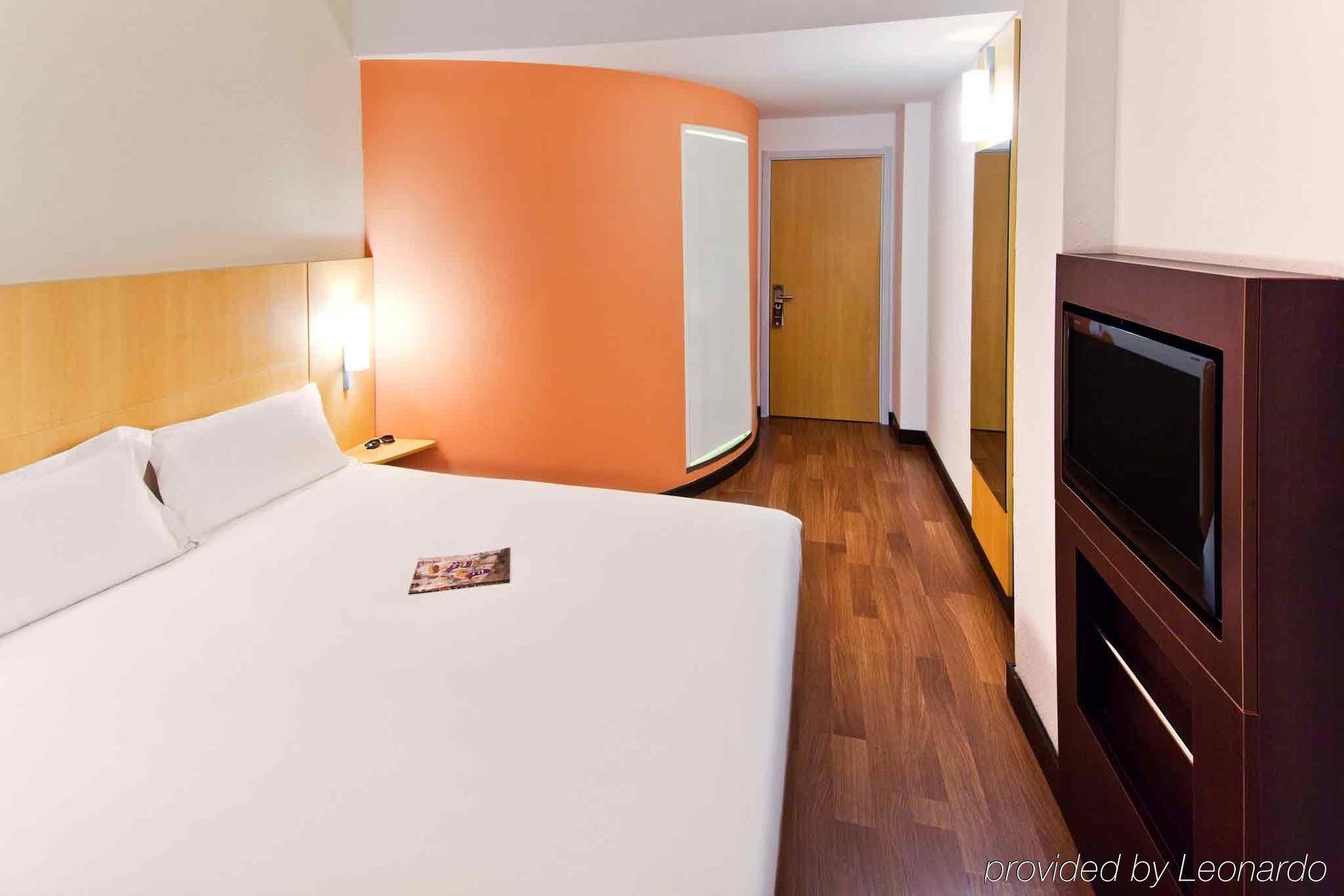 Ibis Ningbo Qianhu Plaza Hotel Exterior photo