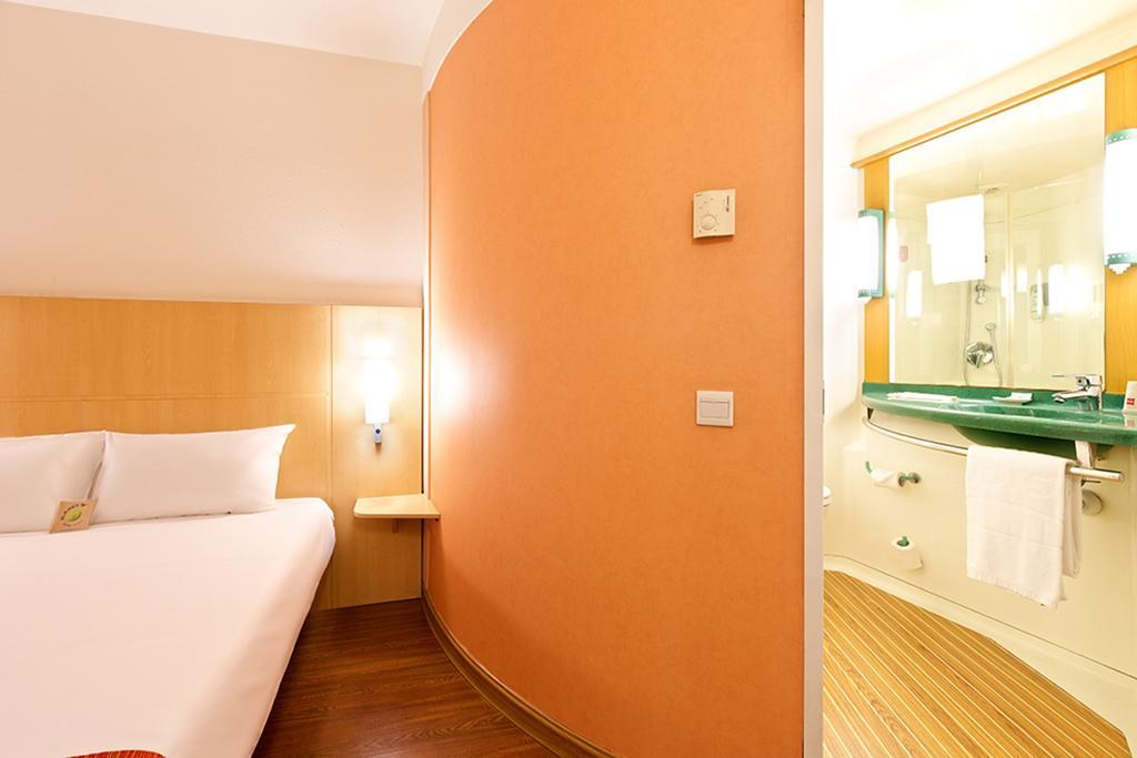 Ibis Ningbo Qianhu Plaza Hotel Exterior photo