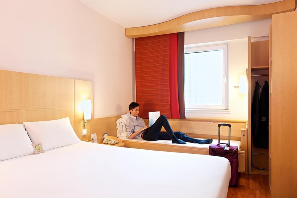 Ibis Ningbo Qianhu Plaza Hotel Exterior photo