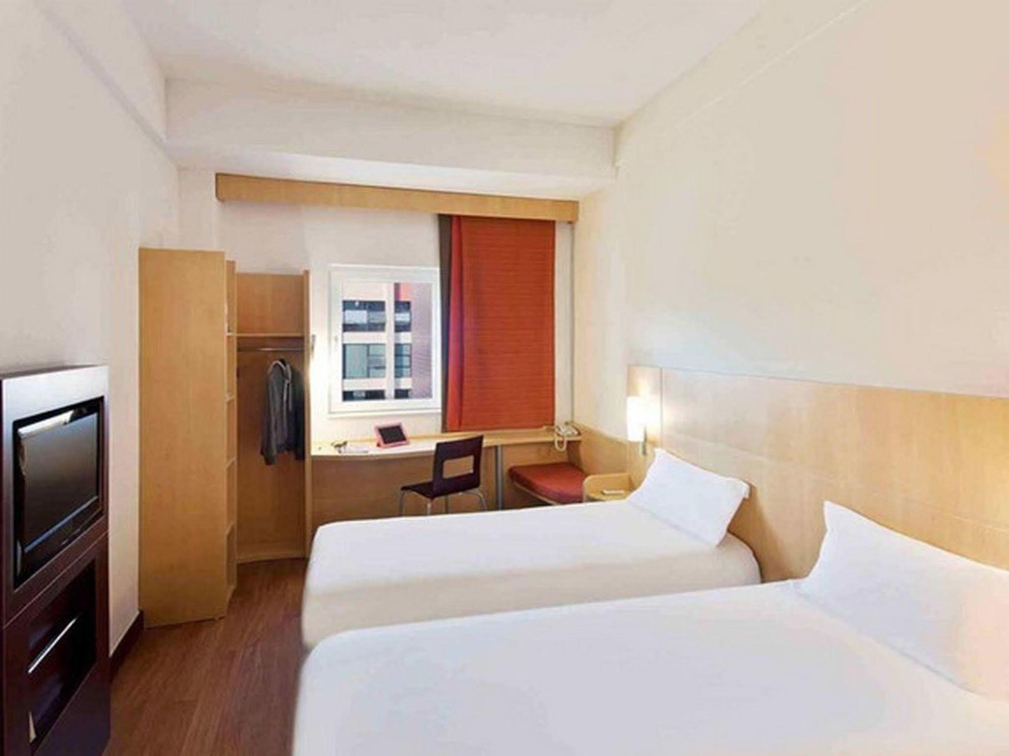 Ibis Ningbo Qianhu Plaza Hotel Exterior photo