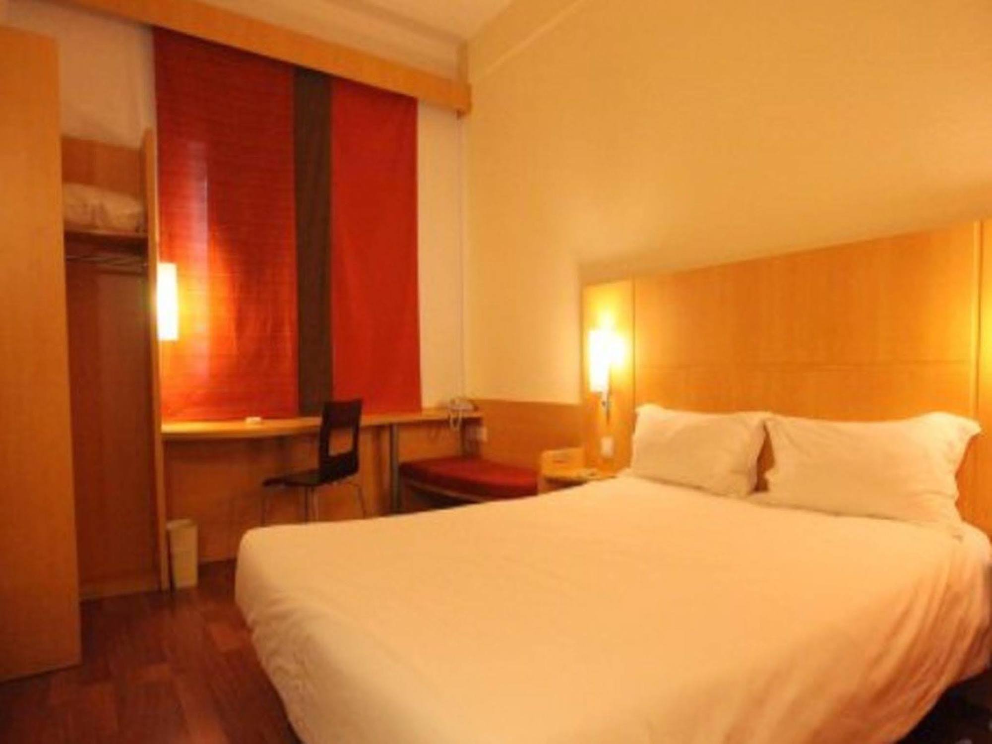Ibis Ningbo Qianhu Plaza Hotel Exterior photo