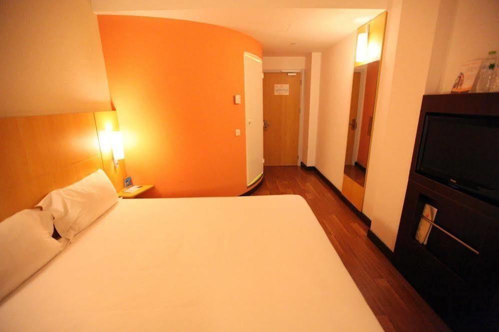 Ibis Ningbo Qianhu Plaza Hotel Exterior photo