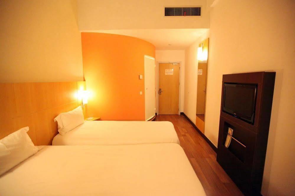 Ibis Ningbo Qianhu Plaza Hotel Exterior photo
